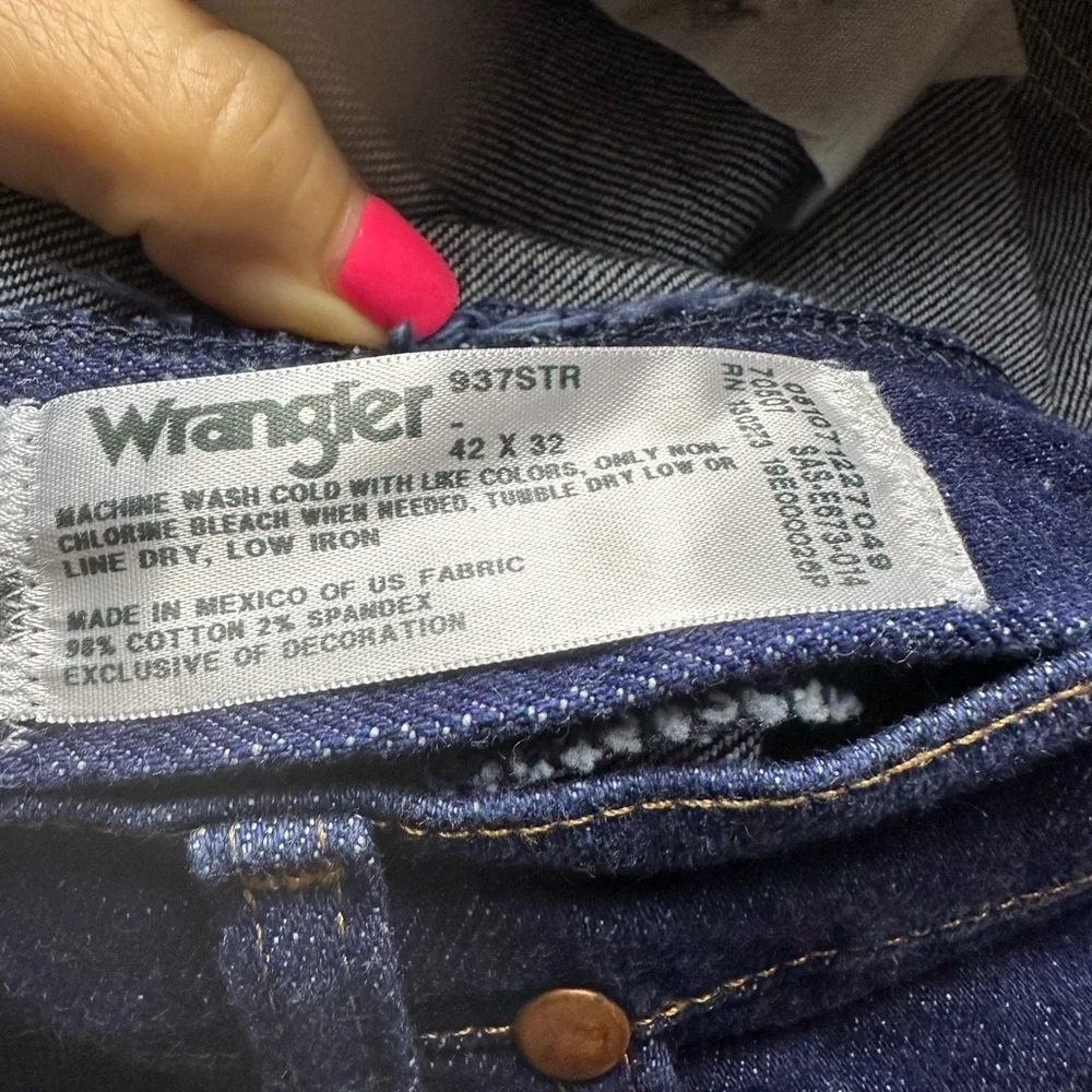 , wrangler, 42x32, 98% cotton, 2% spandex.